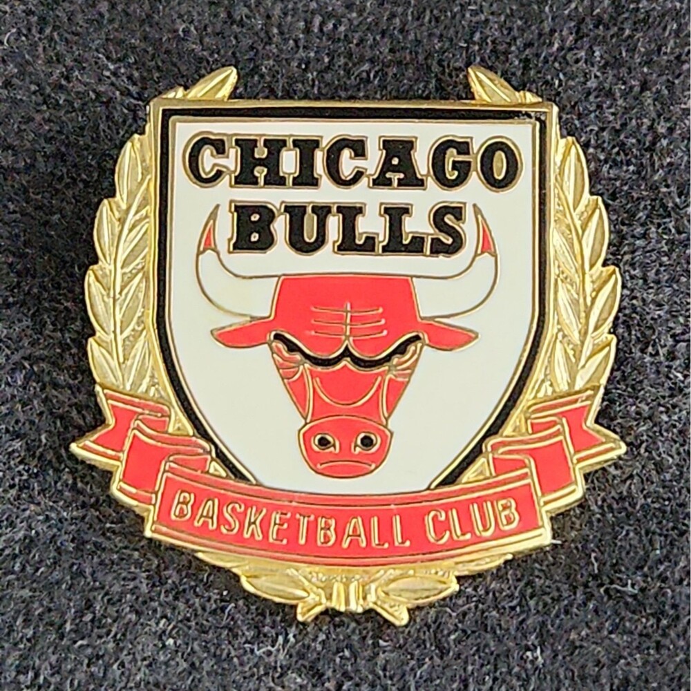 Pin Lapel Chicago Bulls NBA Gold Tone Wreath Crest PETER DAVID 1999 Enameled VTG